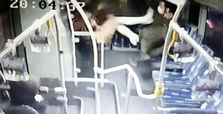 Metrobüste taciz skandalı! Genç kadın farkedince tekmeler havada uçuştu