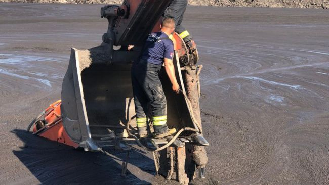 Manisa'da iş makinesi operatörü çamur altında kaldı: Çalışma başlatıldı!