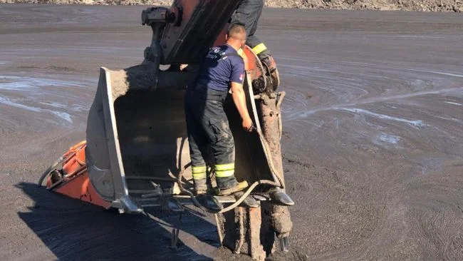 Manisa'da iş makinesi operatörü çamur altında kaldı: Çalışma başlatıldı!