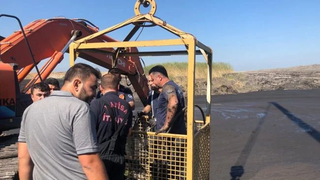Manisa'da iş makinesi operatörü çamur altında kaldı: Çalışma başlatıldı!