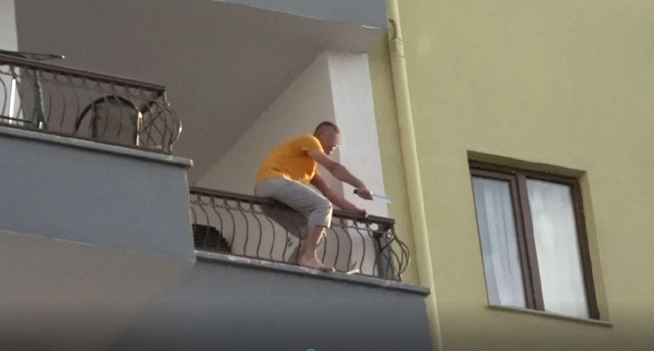 Kendilerini rehin alıp intihara kalkışan babalarını korku dolu gözlerle izlediler