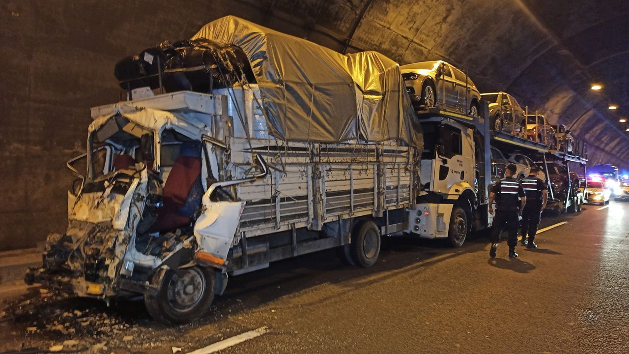 Bolu Dağı Tüneli'nde 3 TIR ve 1 kamyonet birbirine girdi