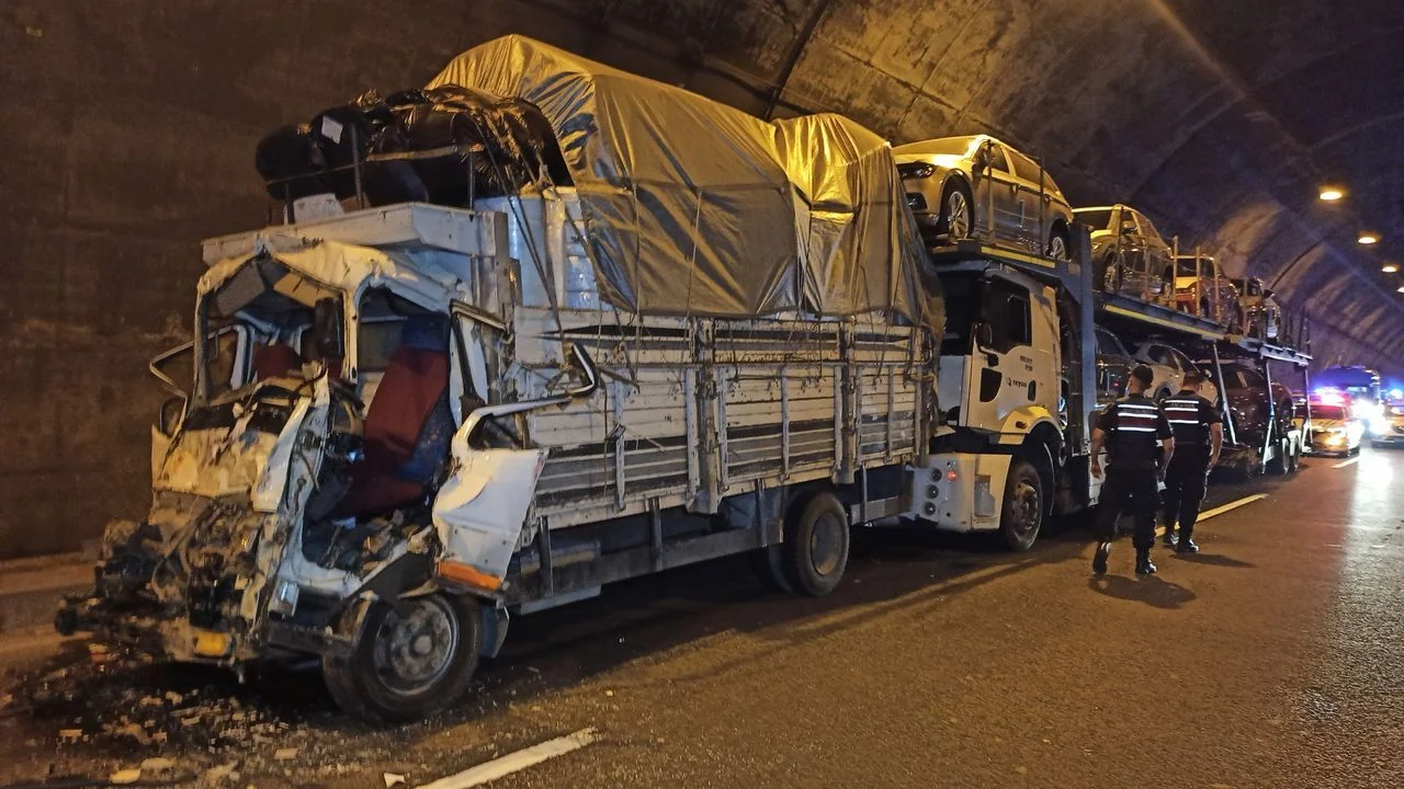 Bolu Dağı Tüneli'nde 3 TIR ve 1 kamyonet birbirine girdi