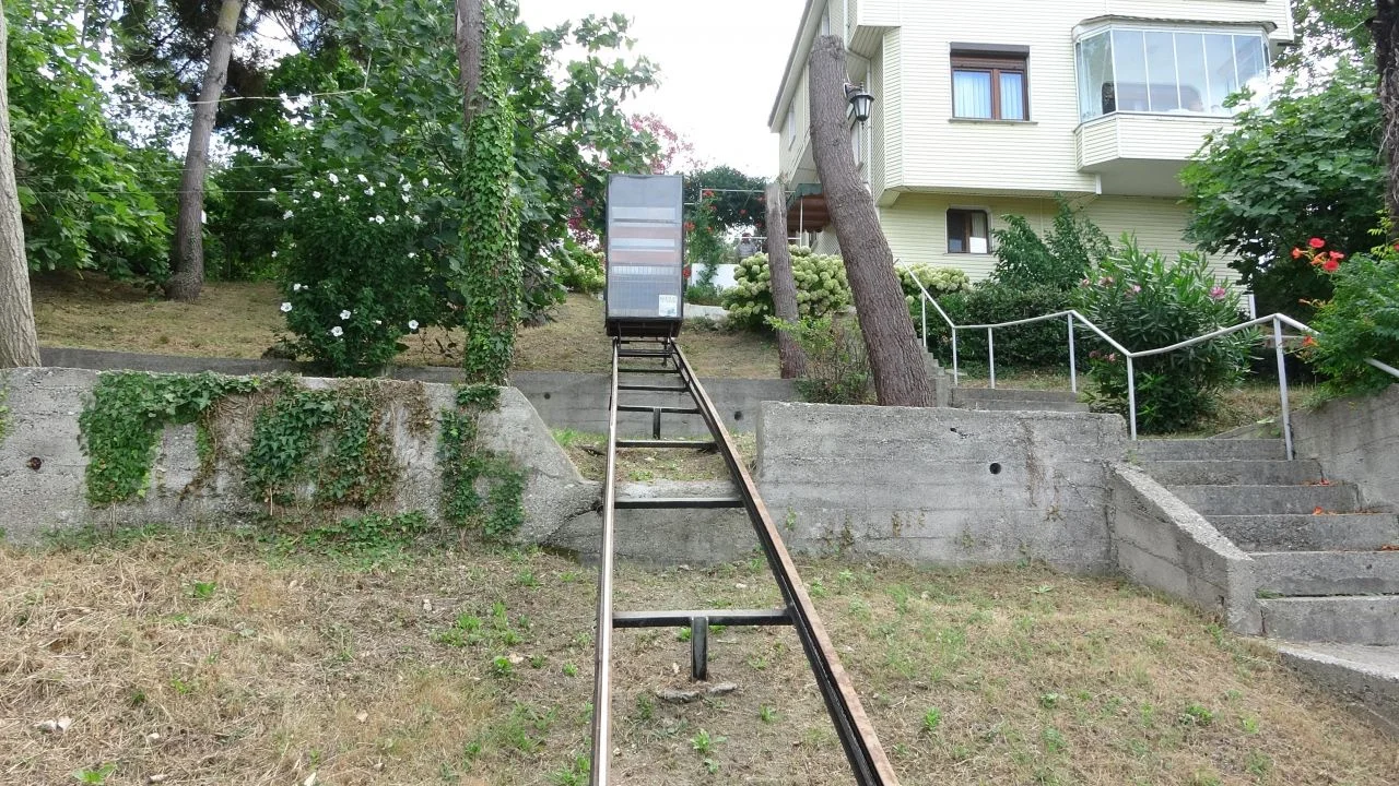 Yokuşun başındaki evine yürümek zor gelince raylı sistem kurdu!