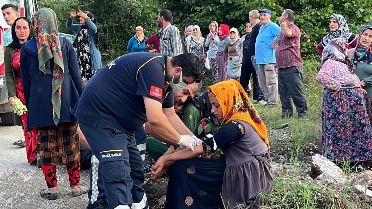 Fındık işçilerini taşıyan traktör devrildi, işçiler yola savruldu
