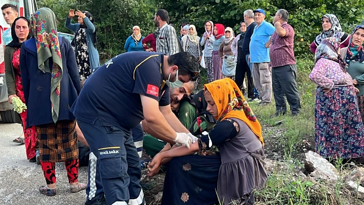 Fındık işçilerini taşıyan traktör devrildi, işçiler yola savruldu