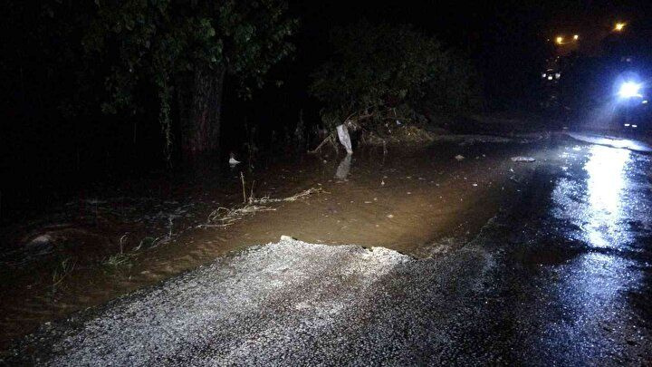 Çanakkale'de sağanak yağış: Yol çöktü! Köye giriş çıkış yapılamıyor...
