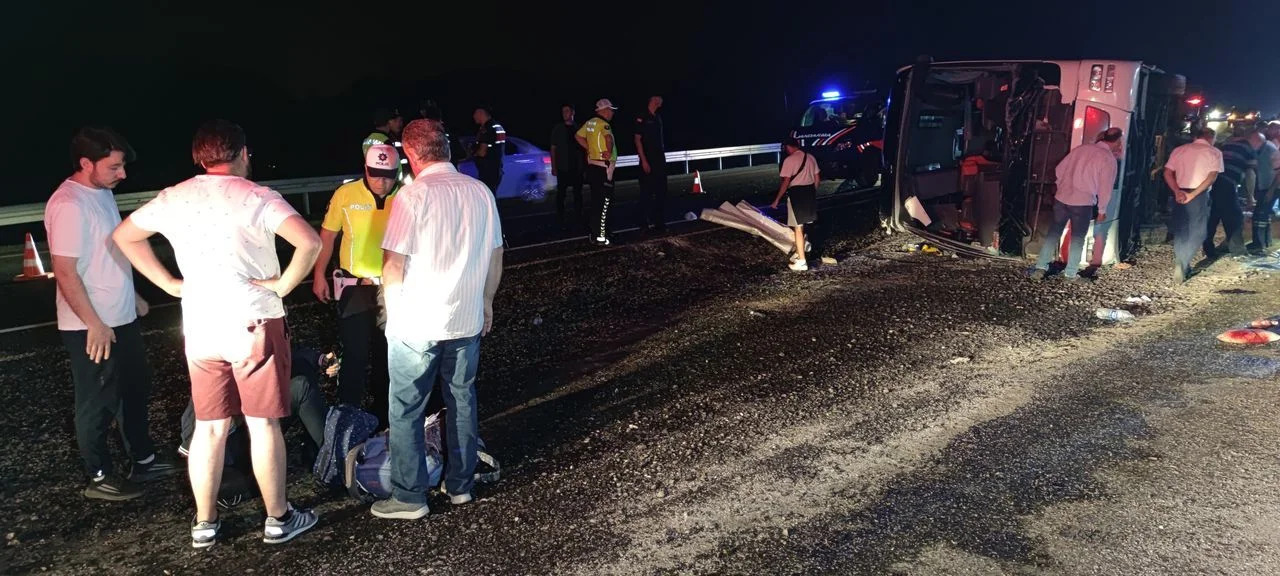 Denizli'de yolcu otobüsü refüje devrildi: 2’si ağır 28 yaralı