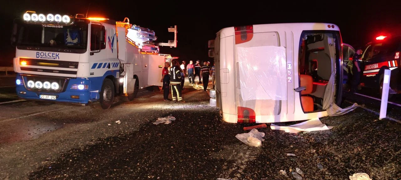 Denizli'de yolcu otobüsü refüje devrildi: 2’si ağır 28 yaralı