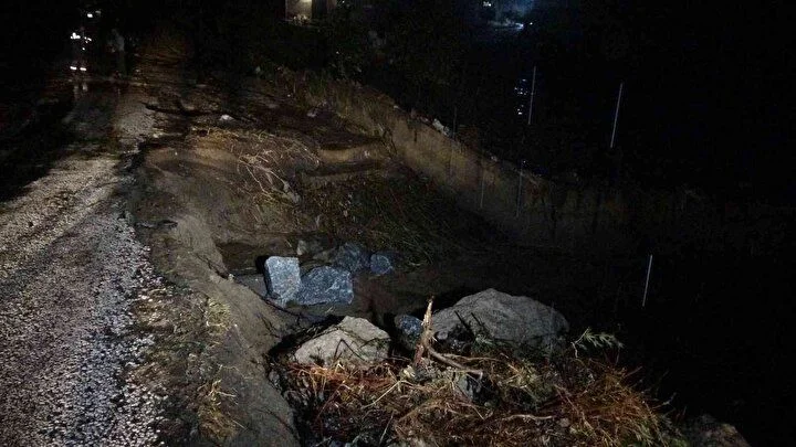 Çanakkale'de sağanak yağış: Yol çöktü! Köye giriş çıkış yapılamıyor...