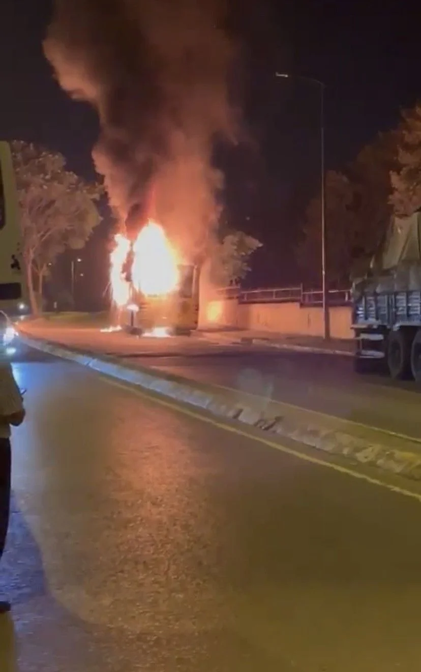 Tuzla'da korku dolu anlar: İETT otobüsü alevlere teslim oldu!
