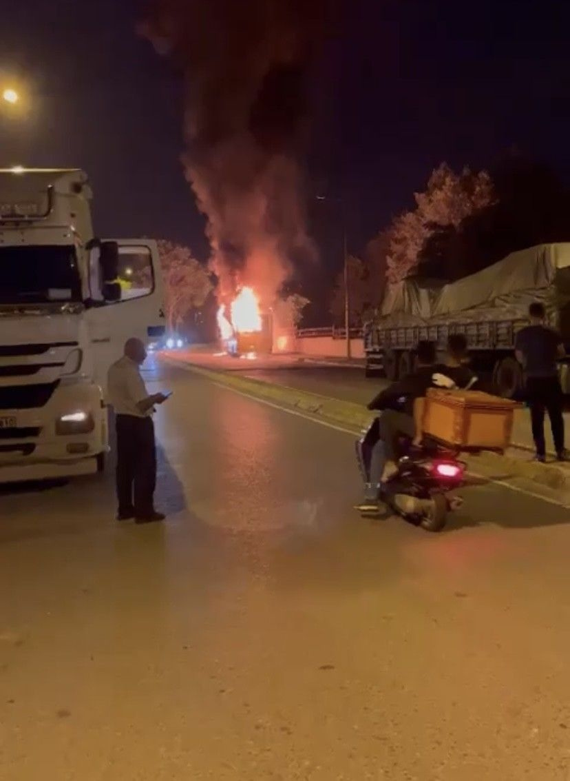 Tuzla'da korku dolu anlar: İETT otobüsü alevlere teslim oldu!