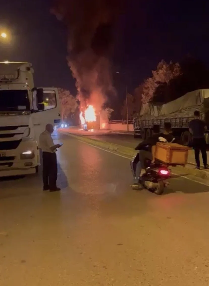 Tuzla'da korku dolu anlar: İETT otobüsü alevlere teslim oldu!