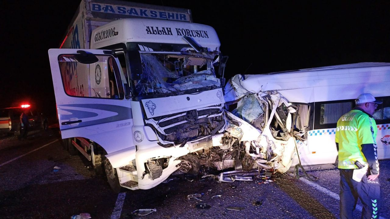 Minibüs ile kamyon çarpıştı: Sivas'taki feci kazada bilanço ağırlaşıyor! Ölü sayısı 8 oldu...