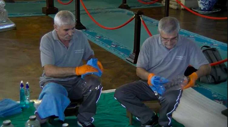 Dolmabahçe Sarayı'nın 166 yıllık şamdanlarına özel bakım: Tek tek çıkarılıp temizleniyor