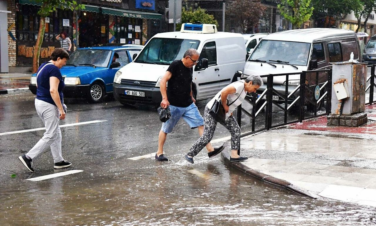 Meteoroloji'den 8 ile sarı ve turuncu kodlu uyarı: Sonbahar tam anlamıyla geldi... Gün boyu sağanak etkili olacak...