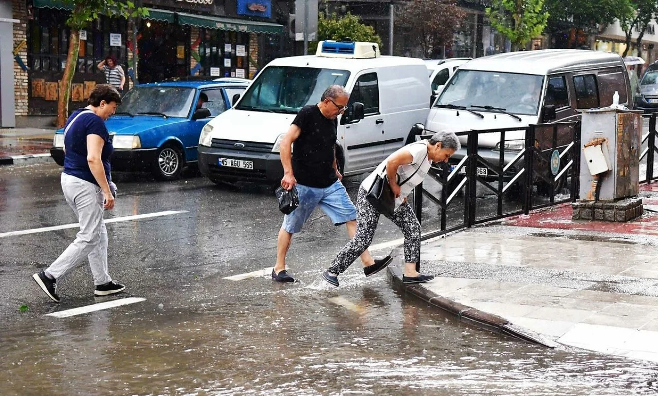 Meteoroloji'den 8 ile sarı ve turuncu kodlu uyarı: Sonbahar tam anlamıyla geldi... Gün boyu sağanak etkili olacak...