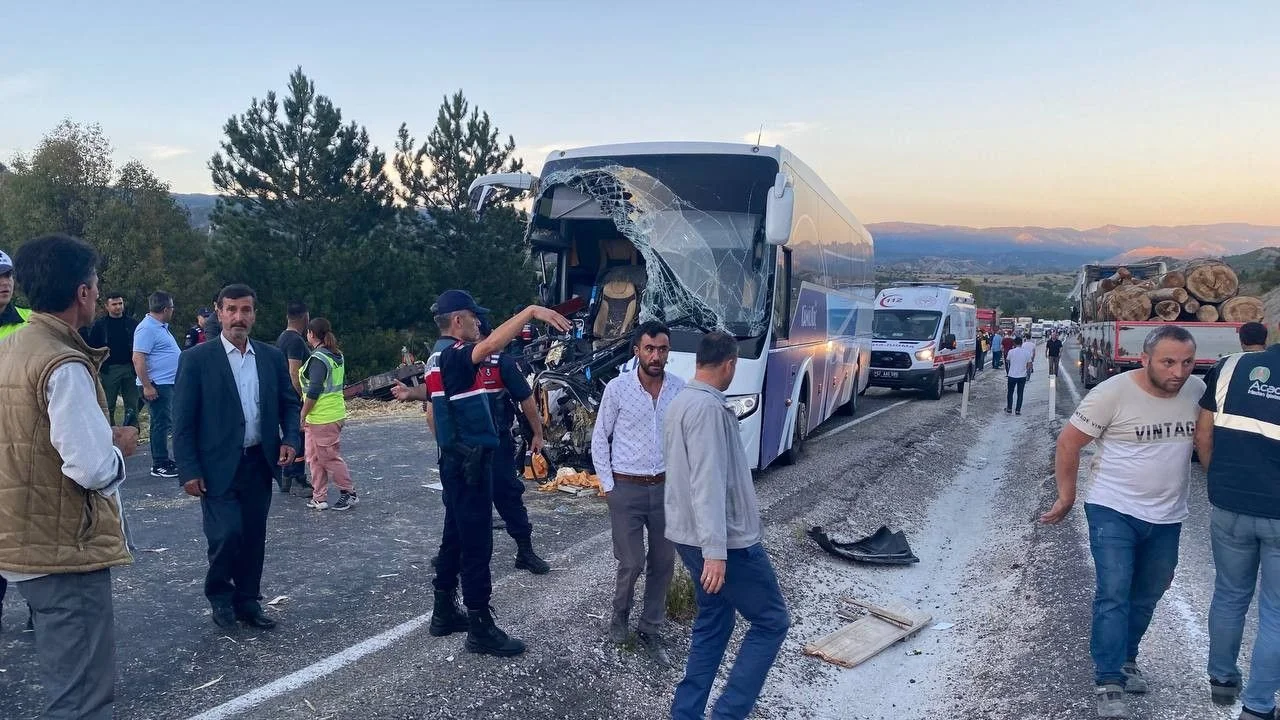 Kastamonu’da yolcu otobüsü ile traktör çarpıştı: Ölü ve yaralılar var
