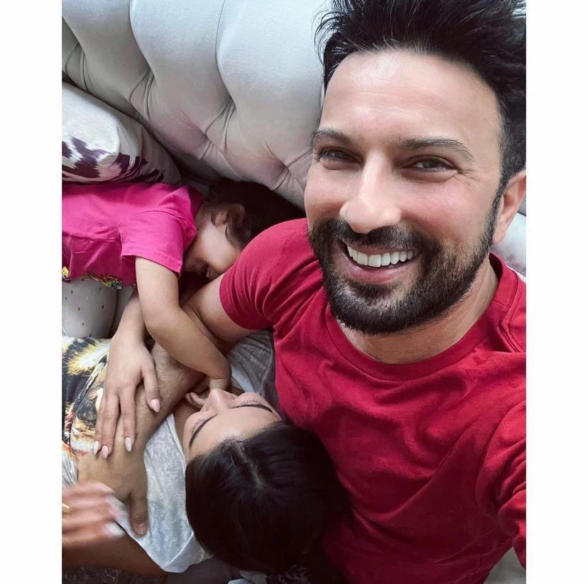 Tarkan'ın koltuktaki aile pozu ortalığı yıktı geçti: 1 saatte 10 bin yorum yağdı
