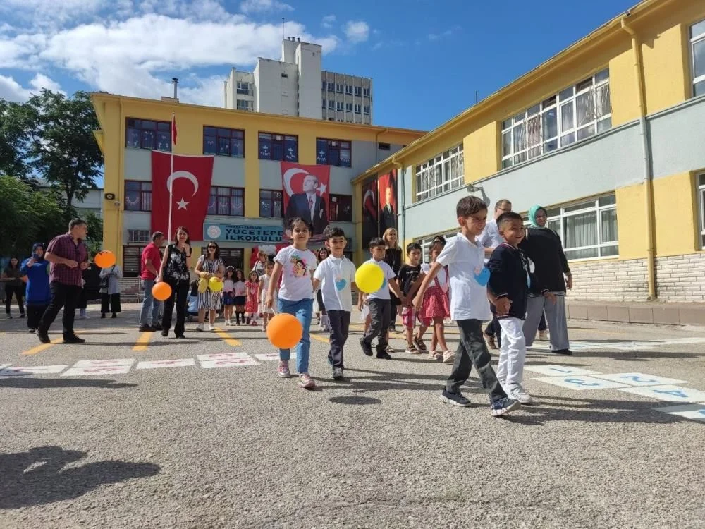 Okullarda ilk ders zili çaldı