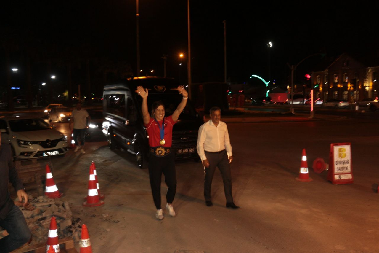 Dünya şampiyonu Yasemin Adar Yiğit, yurda döndü! Memleketinde coşkuyla karşılandı