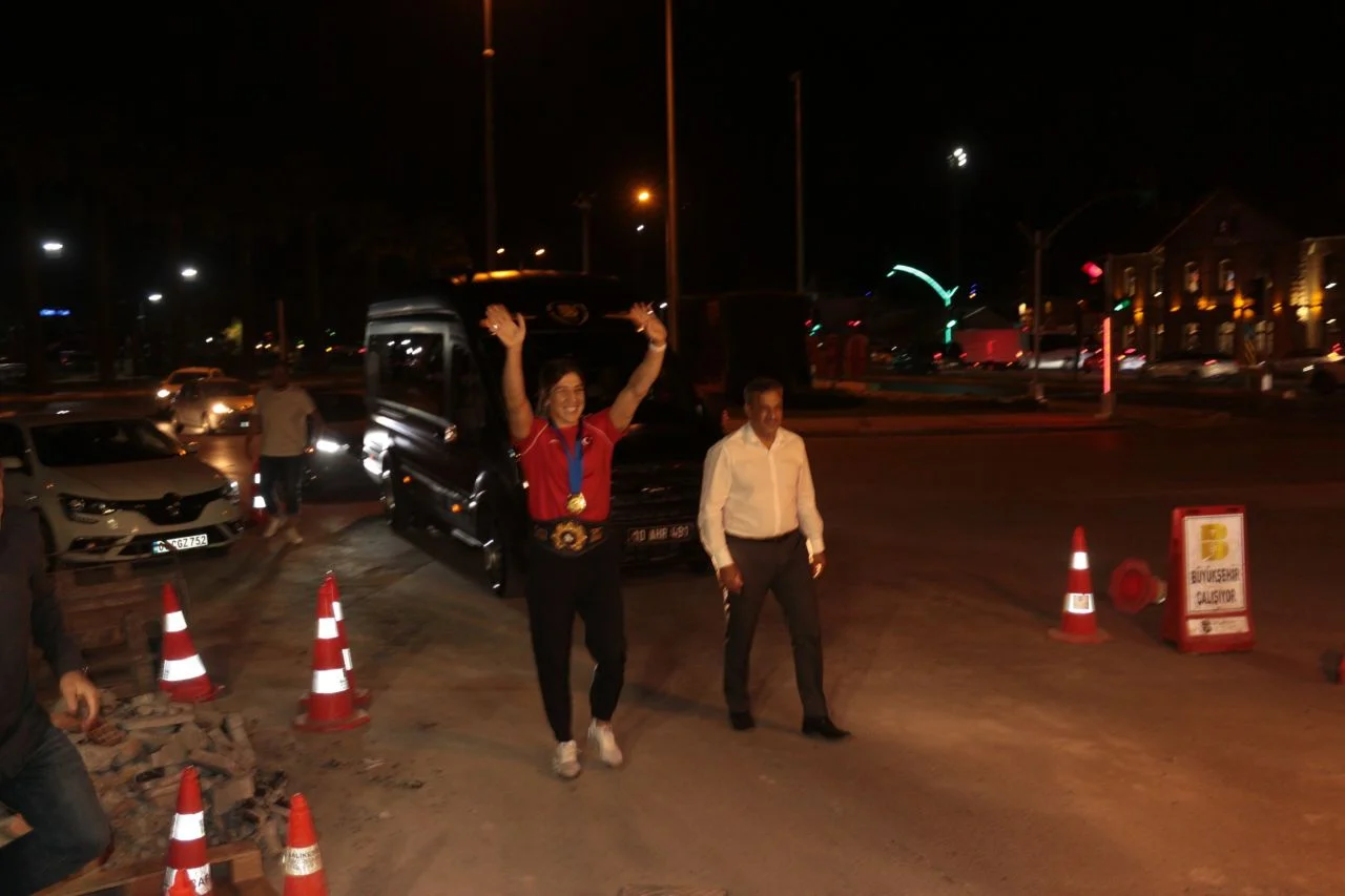 Dünya şampiyonu Yasemin Adar Yiğit, yurda döndü! Memleketinde coşkuyla karşılandı