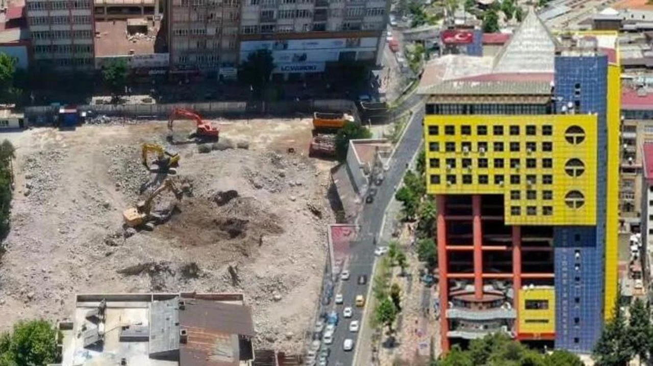 Dünya’nın en saçma binası artık yok!