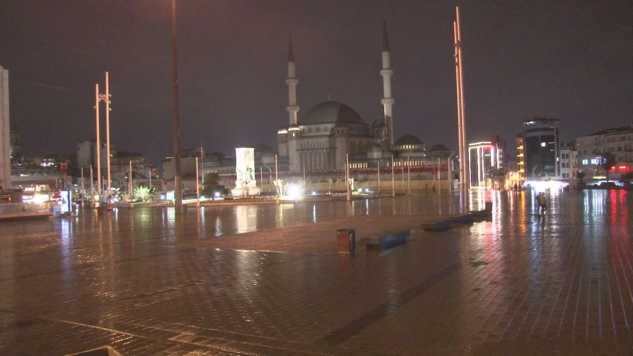 Yola çıkacaklar dikkat! İstanbul'da yağmur ile birlikte trafik çilesi de başladı! Yüzde 55'in üzerinde...
