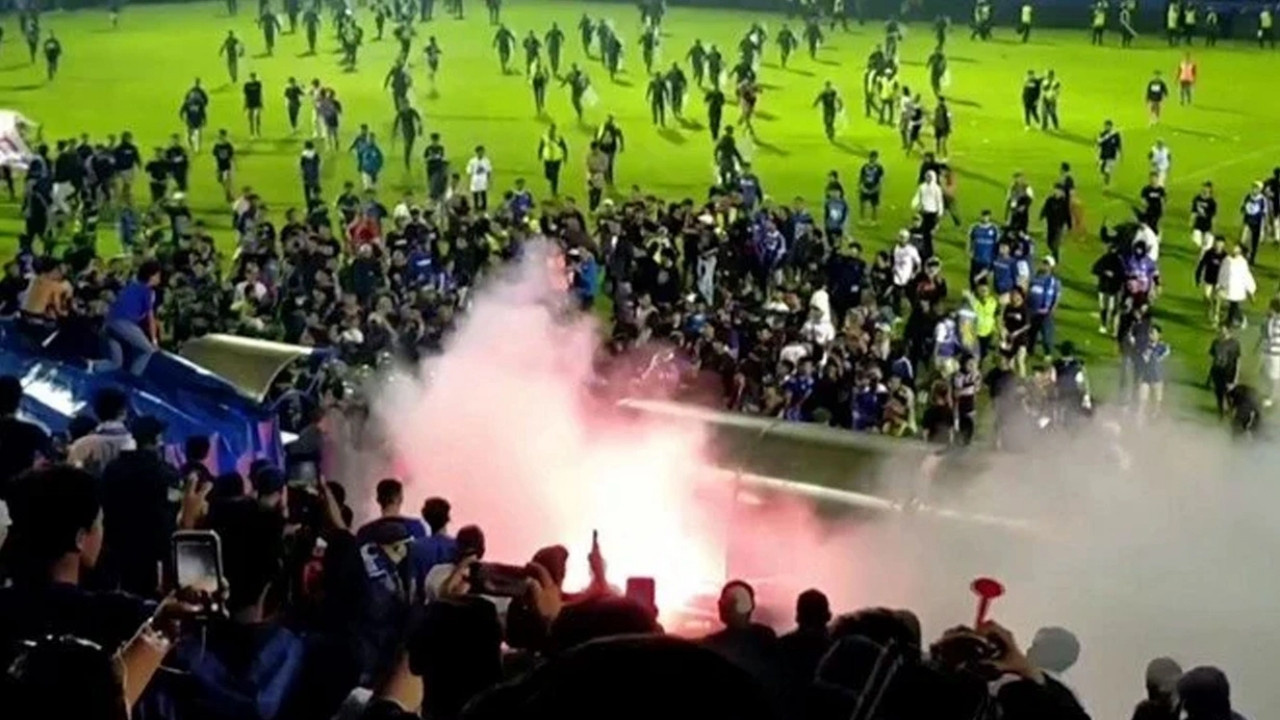 Endonezya'da futbol maçında izdiham! 100'den fazla kişi öldü! Can kaybı giderek artıyor...