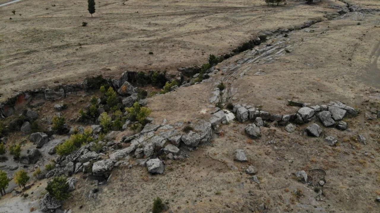 Bir tarih yok oluyor! Bitlis’teki antik kenti defineciler yüzünden yok olmaya yüz tutuyor