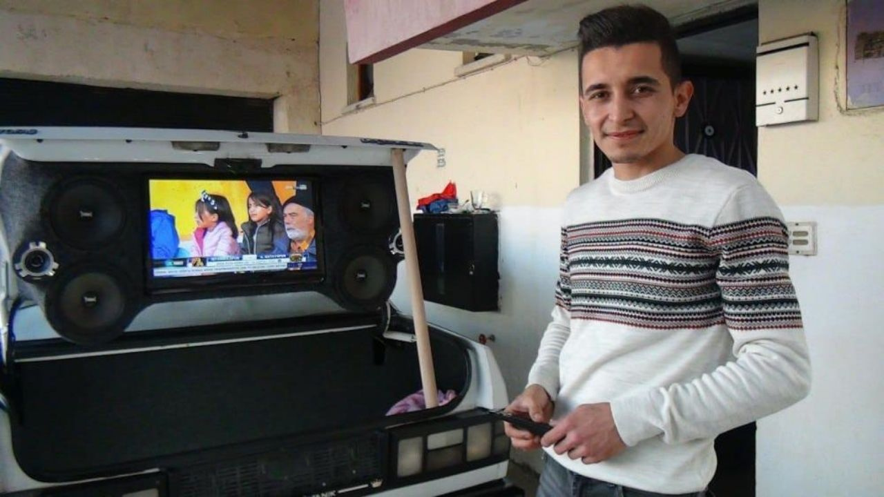 Görenler gözlerine inanamadı! Sadece maç izlemek için otomobiline öyle bir sistem kurdu ki