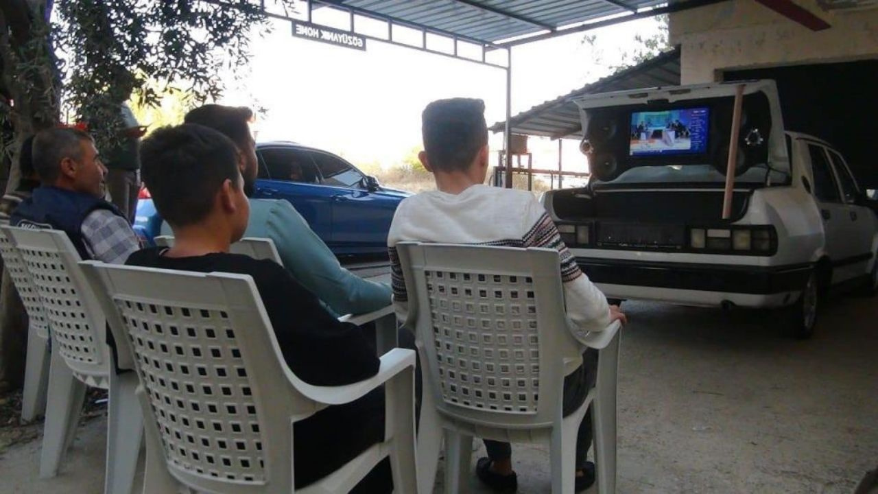 Görenler gözlerine inanamadı! Sadece maç izlemek için otomobiline öyle bir sistem kurdu ki