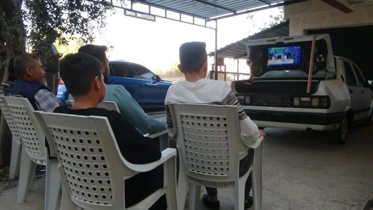 Görenler gözlerine inanamadı! Sadece maç izlemek için otomobiline öyle bir sistem kurdu ki