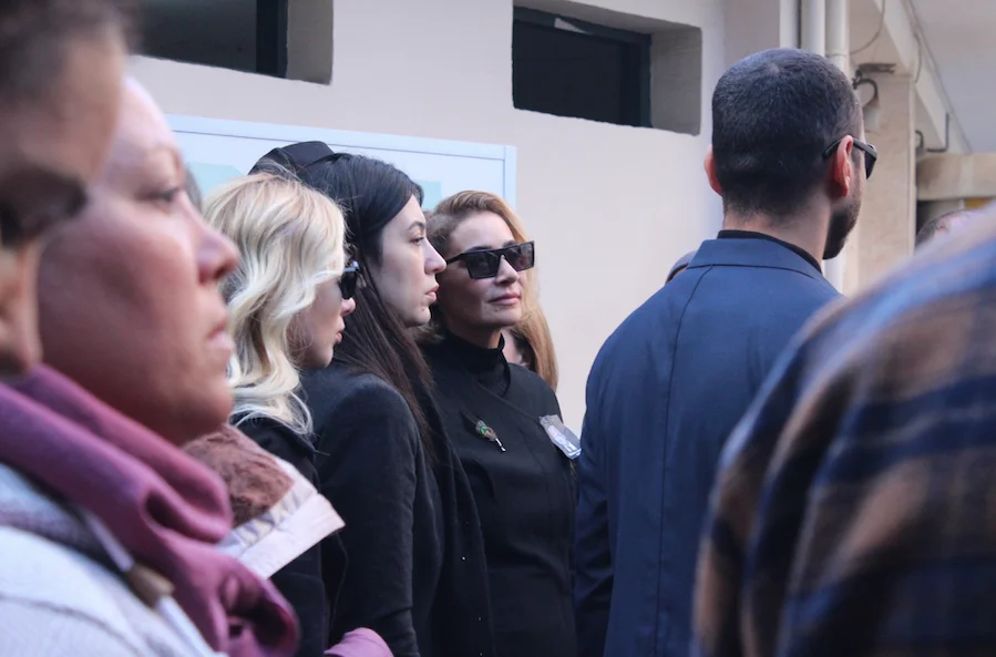 Şarkıcı Sıla babası Şükrü Gençoğlu'nu son yolculuğuna uğurladı