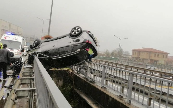 Böyle kaza görülmedi! Takla atan araç 2 köprü arasında asılı kaldı!