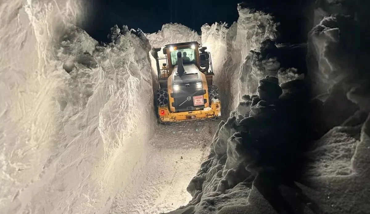 Hakkari'de kar kalınlığı 6 metre olunca ekipler çareyi tünel açmakta buldu