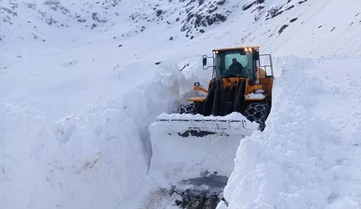 Hakkari'de kar kalınlığı 6 metre olunca ekipler çareyi tünel açmakta buldu