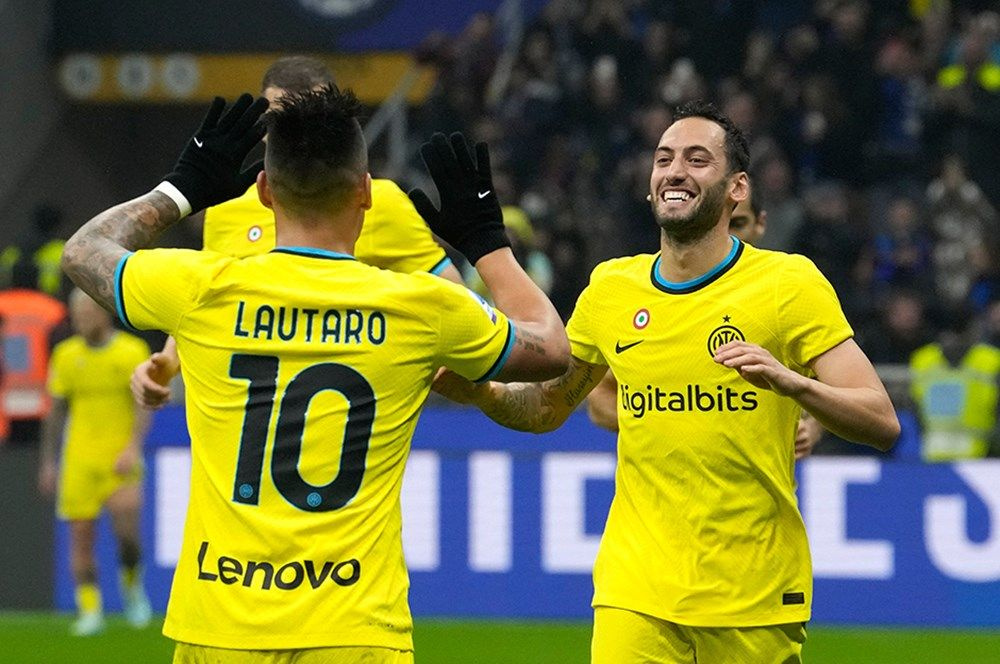 Hakan Çalhanoğlu yeni sözleşmeyi konuştu: Beni aramasını bekliyorum...