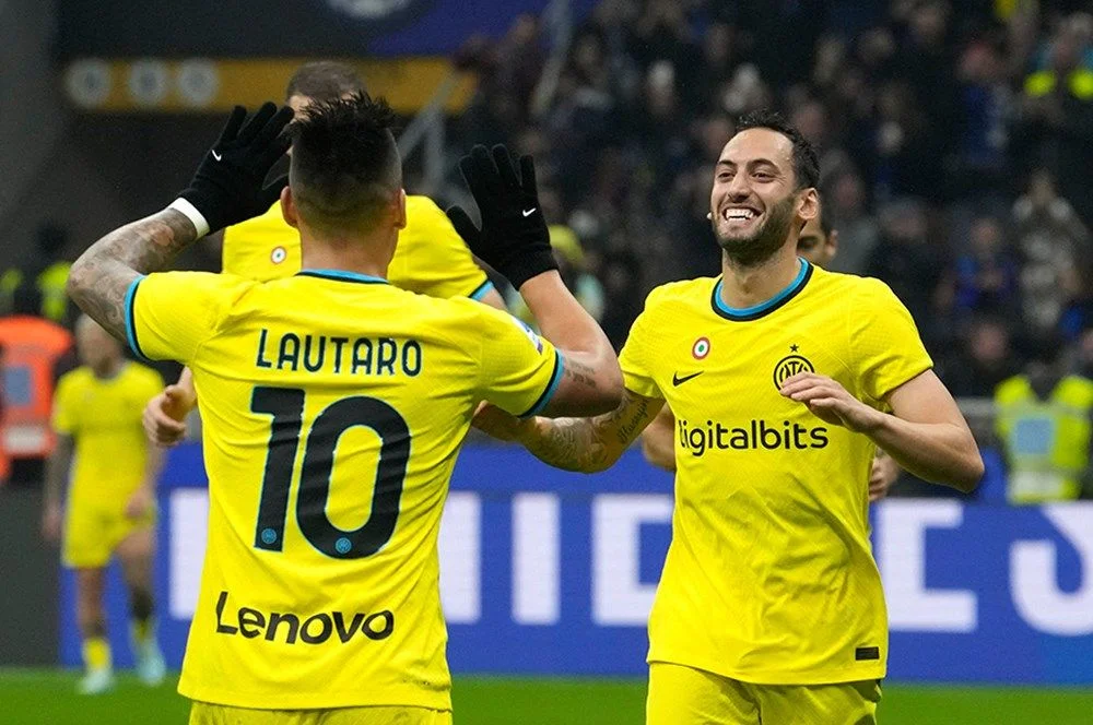 Hakan Çalhanoğlu yeni sözleşmeyi konuştu: Beni aramasını bekliyorum...