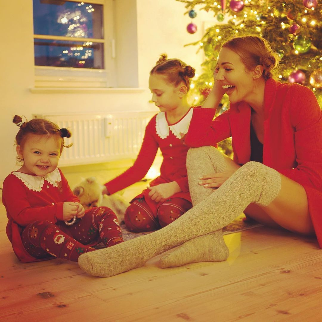 Meryem Uzerli ve kızları Lara Jemine ile Lily Koi'den yılbaşı pozları