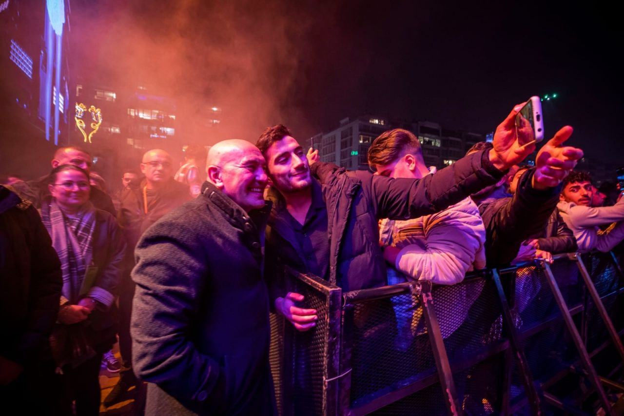 İzmirliler 2023'e Gülşen'le girdi