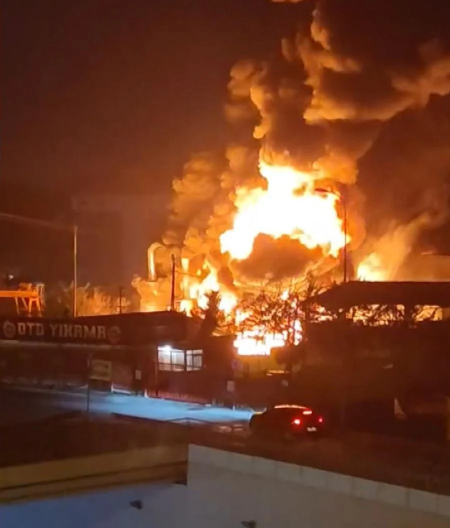 Arnavutköy'de korkutan yangın! 14 bin metrekarelik fabrika küle döndü! 2 kamyon kullanılamaz hale geldi