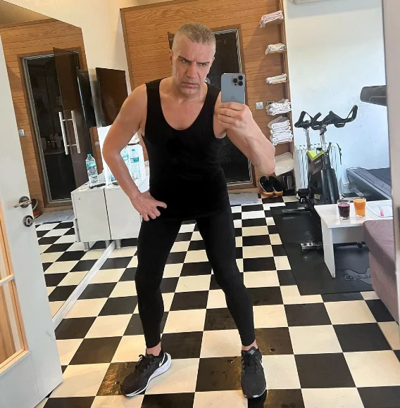 Survivor 2023'te yarışacak olan Berdan Mardini, Dominik'e giderken meşhur taytını yanında götürdü