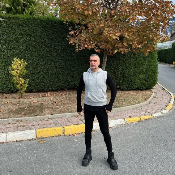 Survivor 2023'te yarışacak olan Berdan Mardini, Dominik'e giderken meşhur taytını yanında götürdü