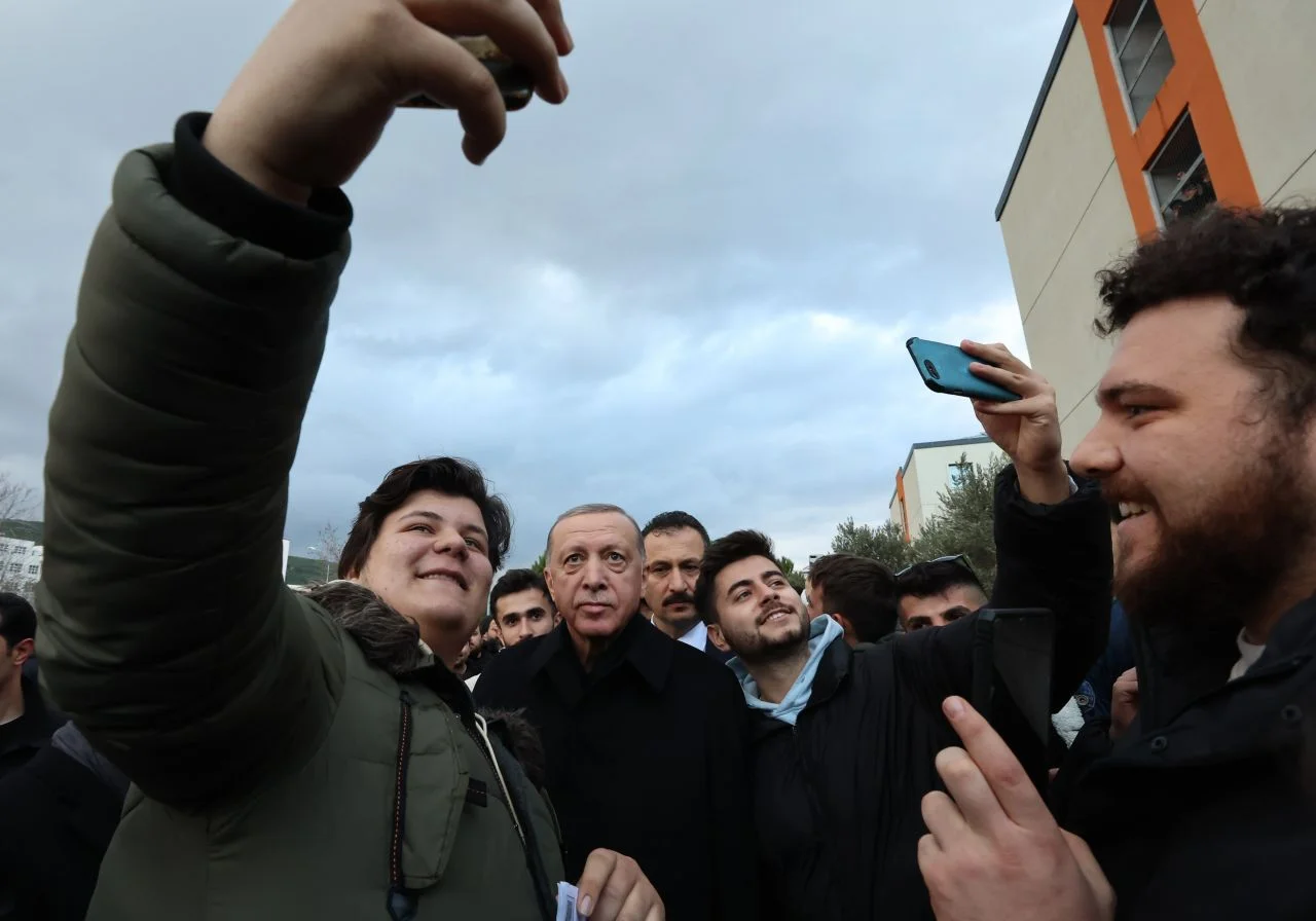 Cumhurbaşkanı Erdoğan ile gençlerin keyifli anları objektiflere yansıdı