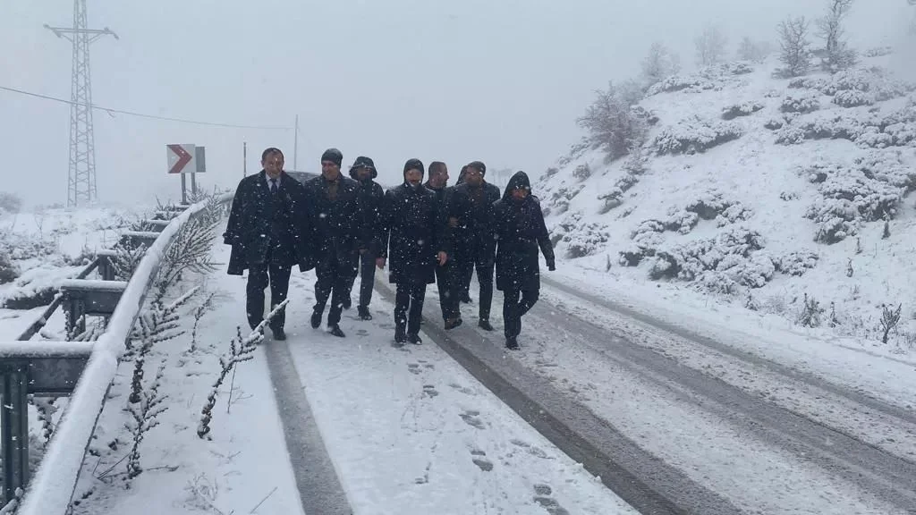 AK Parti heyeti, vali ve belediye başkanının zor anları! Vatandaşlar yardımcı oldu...