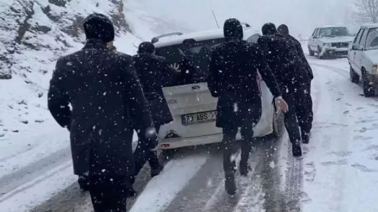 AK Parti heyeti, vali ve belediye başkanının zor anları! Vatandaşlar yardımcı oldu...