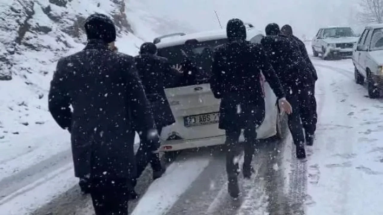 AK Parti heyeti, vali ve belediye başkanının zor anları! Vatandaşlar yardımcı oldu...