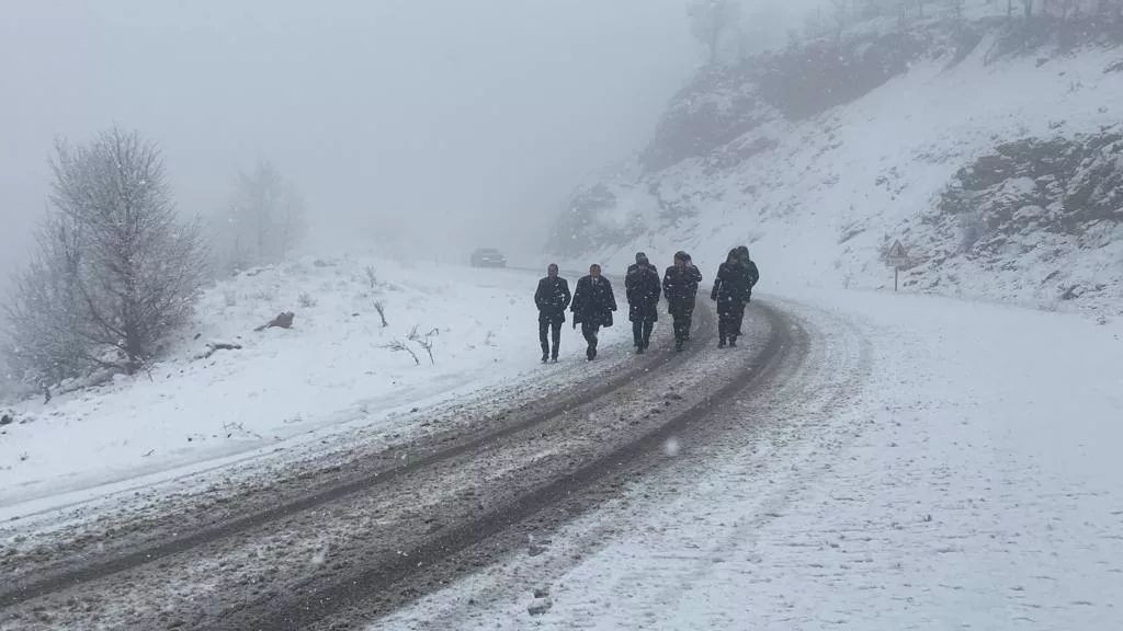AK Parti heyeti, vali ve belediye başkanının zor anları! Vatandaşlar yardımcı oldu...