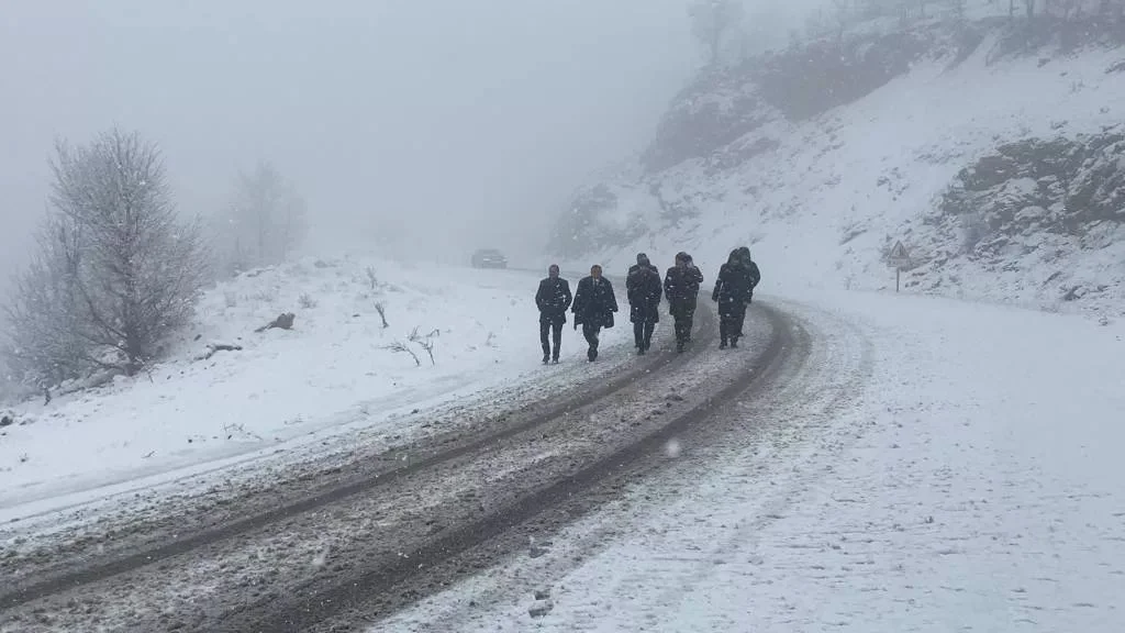 AK Parti heyeti, vali ve belediye başkanının zor anları! Vatandaşlar yardımcı oldu...